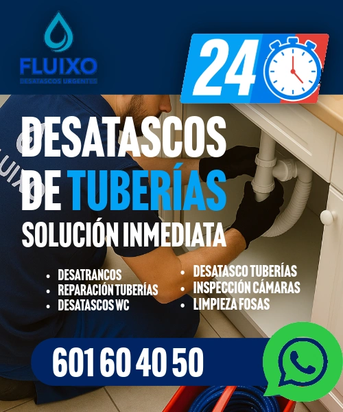 Técnico de Fluixo reparando tuberías en cocina - servicio urgente de desatascos 24 horas en Madrid