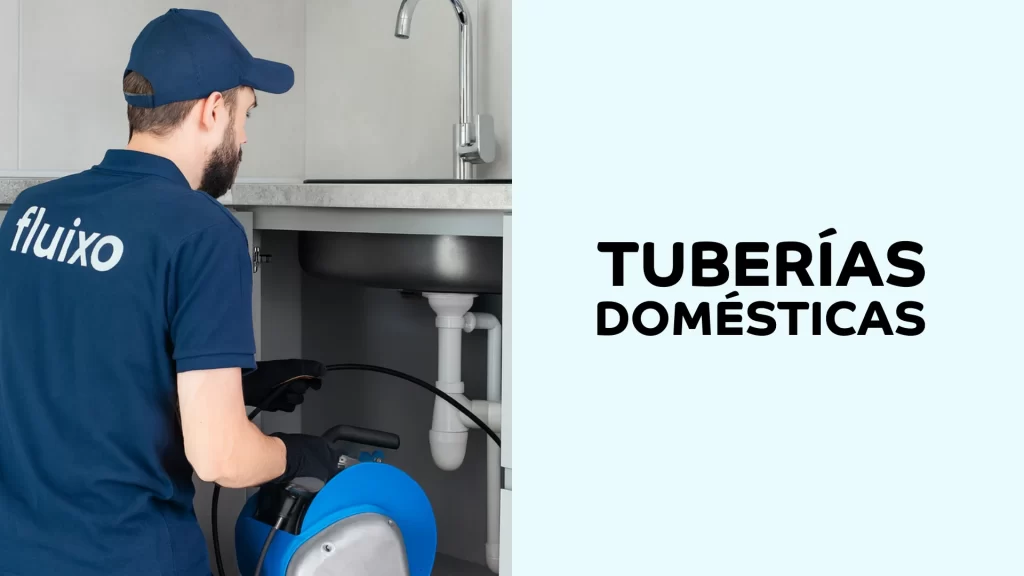 Técnico de Fluixo realizando desatasco de fregadero con equipo de agua a presión en vivienda de Madrid